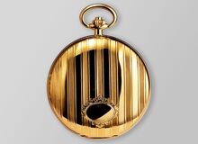Ansicht auf die geschlossene, goldene Taschenuhr.