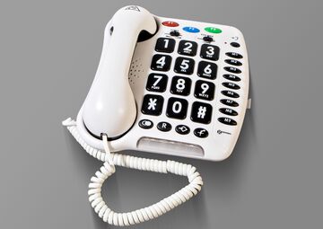 Ansicht auf das weiße Telefon mit großen schwarzen Tasten.