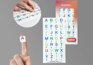 Ansicht auf ein Set bunter Groß- und Braillebuchstaben