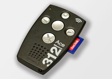 Ansicht auf ein schwarzes kleines Gerät mit silbernen großen Buttons.