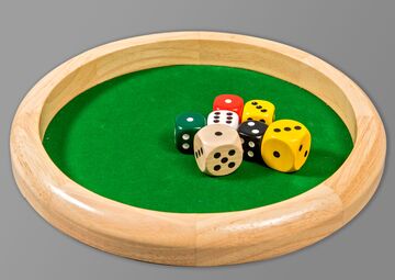 Ansicht auf den Würfelteller mit Holzrand und grünem Filz.