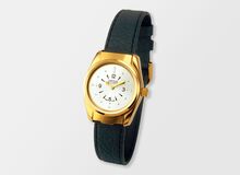 Ansicht auf die Uhr mit goldenem Rand.