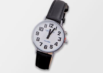 Ansicht auf die Uhr mit großem Ziffernblatt.
