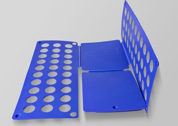 Ansicht auf das dunkelblaue Wäschefaltbrett, ausgeklappt.