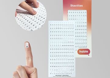 Ansicht auf ein Set kleiner Aufkleber mit Braillebuchstaben