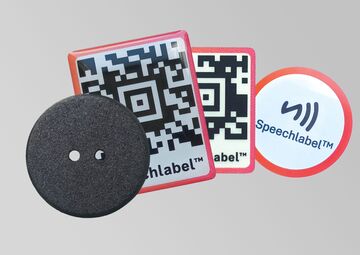 Ansicht auf ein Set mit diversen Etiketten für eine Sprachaufnahme