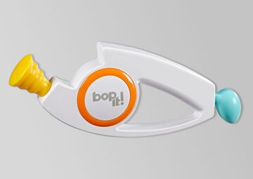 Ansicht auf das Spiel Bop It in weiß mit orangenem Drehrad