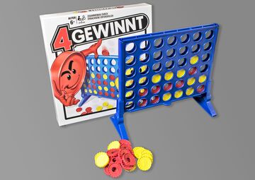 Ansicht auf das aufgebaute Spiel auf blauem Plastik mit gelben und roten Steinen und dem Spielkarton.