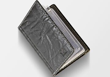 Ansicht auf das Karten-Etui im schwarzen Leder-Look.