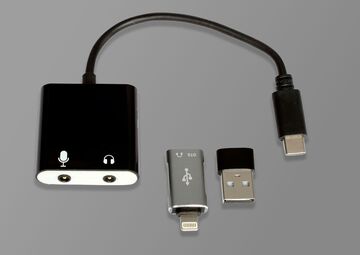 Ansicht auf die Kabel und Adapter.