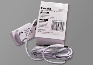 Ansicht auf das weiße Netzteil mit Kabel