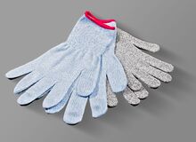 Ansicht auf zwei Paar Schnittschutzhandschuhe in hellblau und grau.