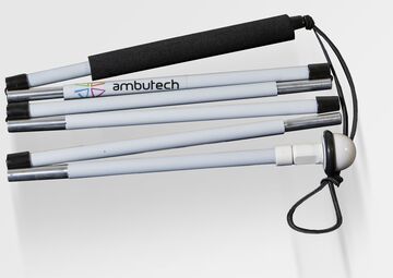 Ansicht auf den weißen, zusammengefalteten Langstock mit Griff und Rollspitze.