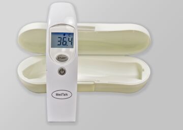 Ansicht auf das Fieberthermometer im weißen Gehäuse mit einem weißen Etui