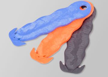 Ansicht auf einen blauen, orangenen und schwarzen Cutter.