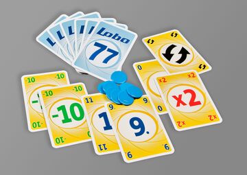 spielkarten mit vorder- und rueckseite und blauen spielchips