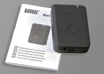 Ansicht auf das schwarze Gerät mit weißer Beschreibung daneben.