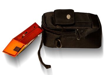 Ansicht auf den roten Einkaufsfuchs mit schwarzer Tasche.