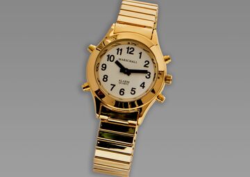 Ansicht auf die goldene Uhr.