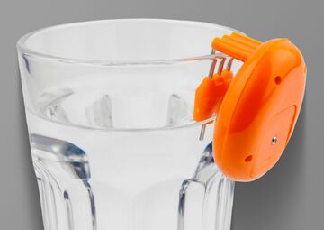 Ansicht auf einen orangefarbenen Füllstandsanzeiger an einem Wasserglas.