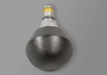 Ansicht auf eine schwarze Rollspitze für einen Blindenlangstock mit Schraubgewinde