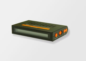 Ansicht auf den Funkreisewecker im schwarzen Gehäuse mit orangenen Tasten.