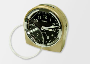 Ansicht auf den Tischwecker mit offenem Gehäuse.