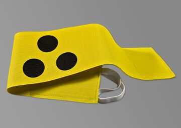 Gelbe Armbinde mit drei schwarzen Punkten.