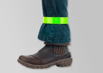 Ansicht auf ein gelbes Reflexband an einem Hosenbund