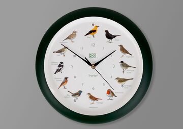 Ansicht auf die Wanduhr mit schwarzem Rand und Vogelbildern.