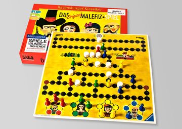 Ansicht au f das Brettspiel mit Spielsteinen und dem Karton.