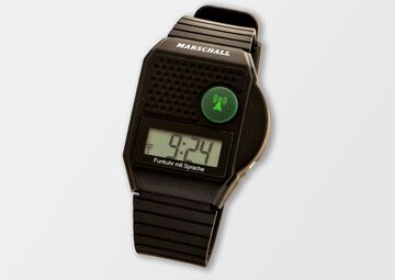 Ansicht auf die schwarze Uhr.