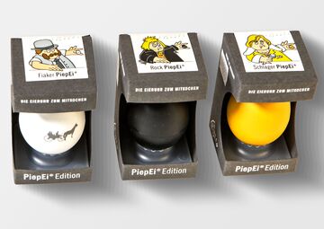Ansicht auf drei verpackte PiepEier Diaker, Rock und Schlager mit gezeichneten Hühnern.