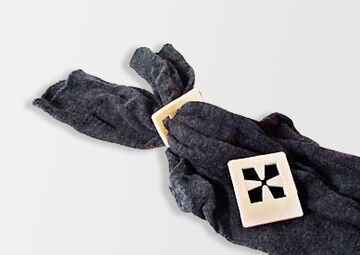 Ansicht auf den weißen Sockenhalter mit schwarzen Socken.