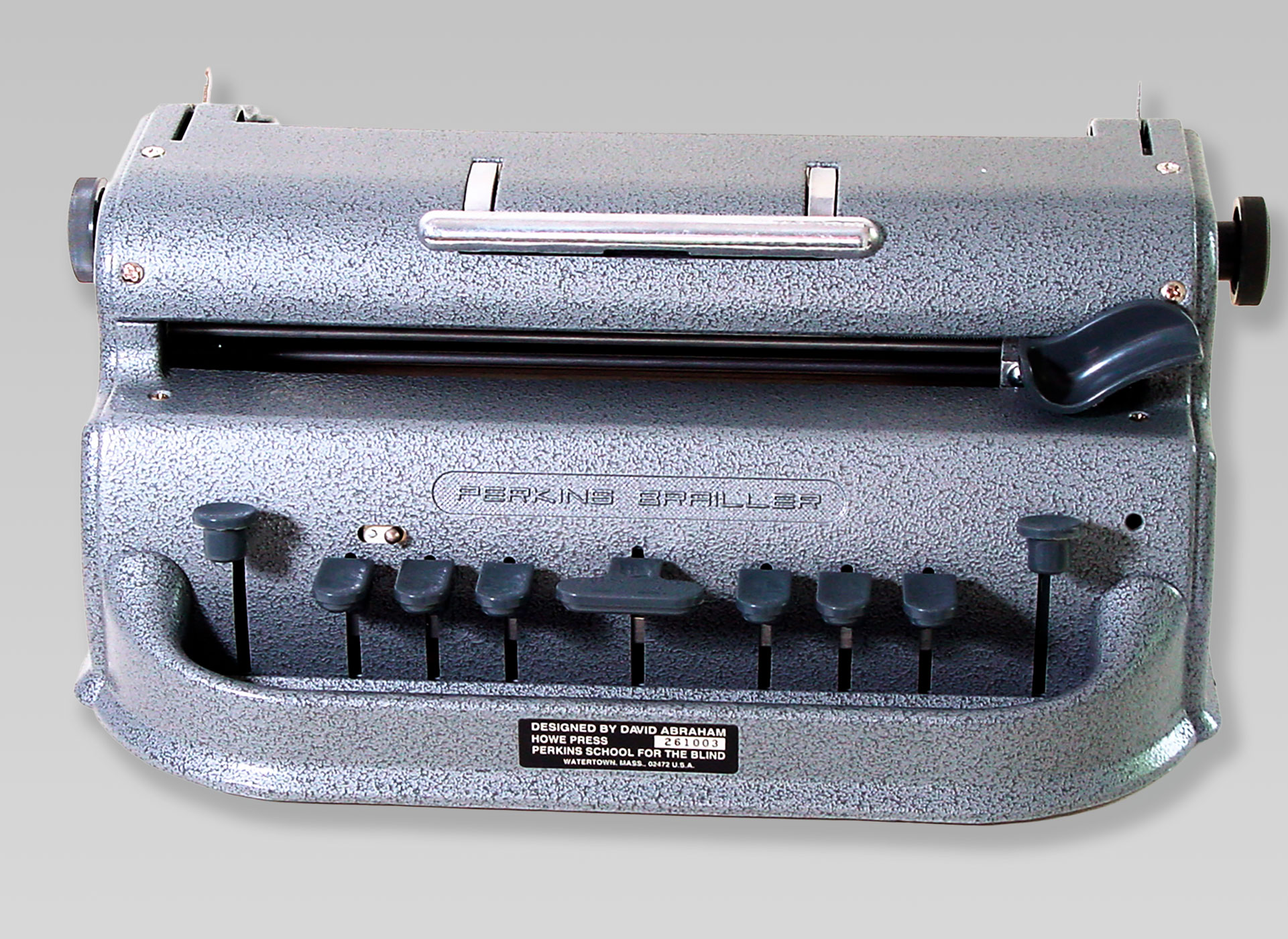 Ansicht auf die Braille-Schreibmaschine in Grau mit schwarzen Tasten.