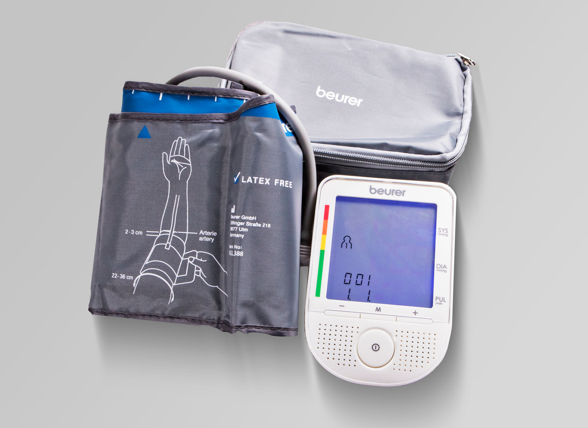 Ansicht auf das Blutdruckmessgerät mit Manschette und Gerät im weißen Gehäuse