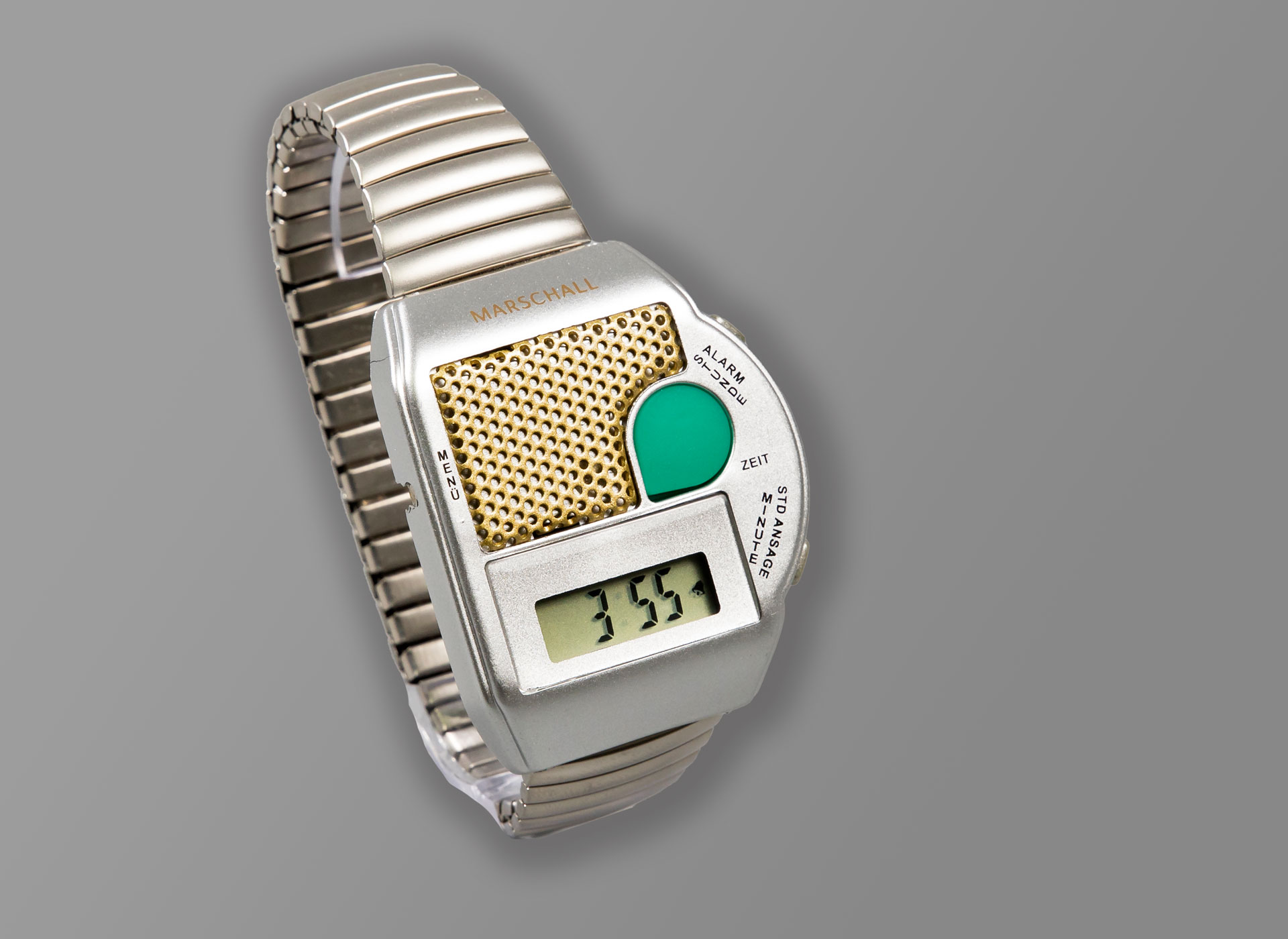 Ansicht auf die silberfarbene Uhr.