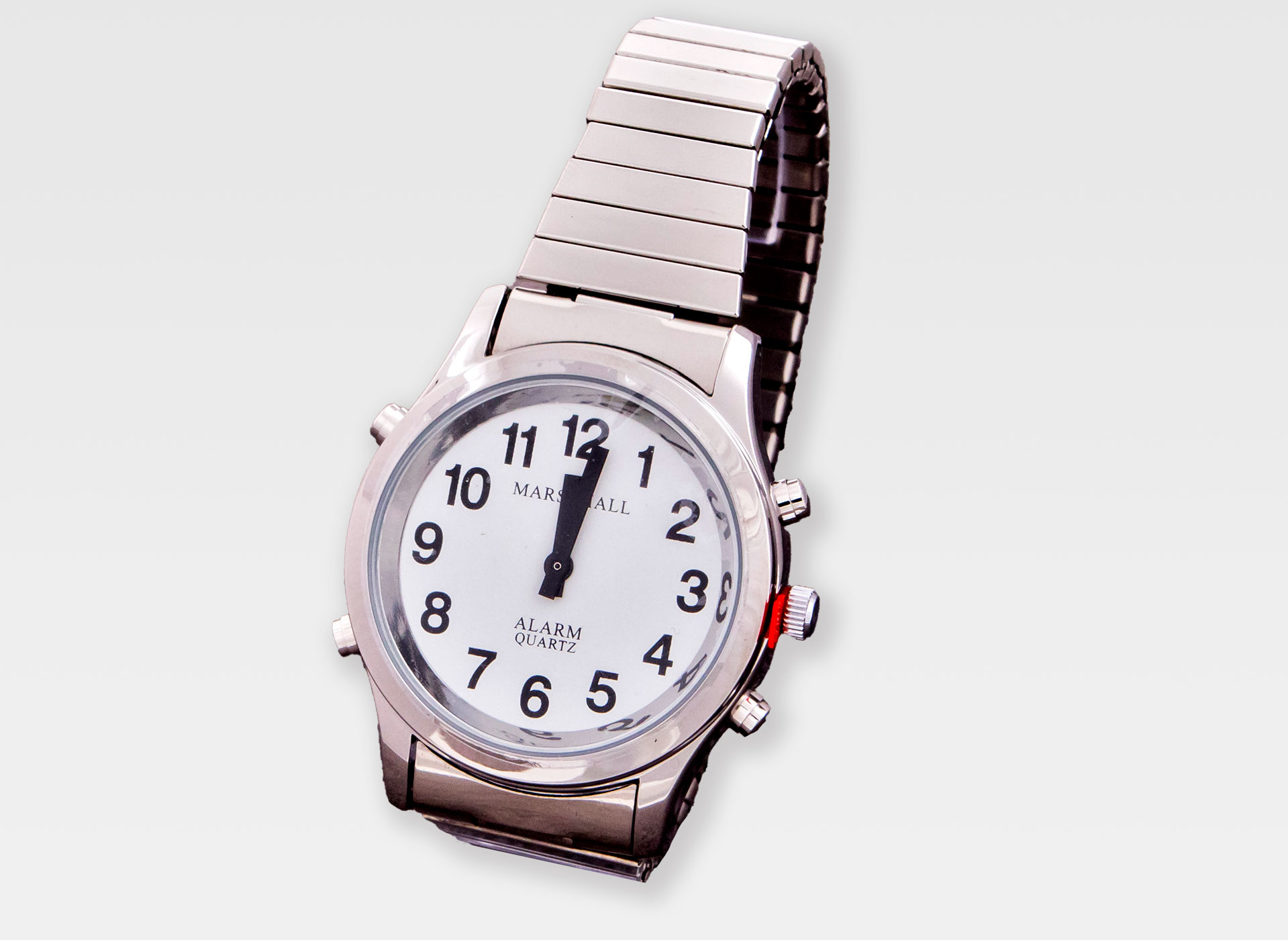 Ansicht auf die silberne Herrenuhr.