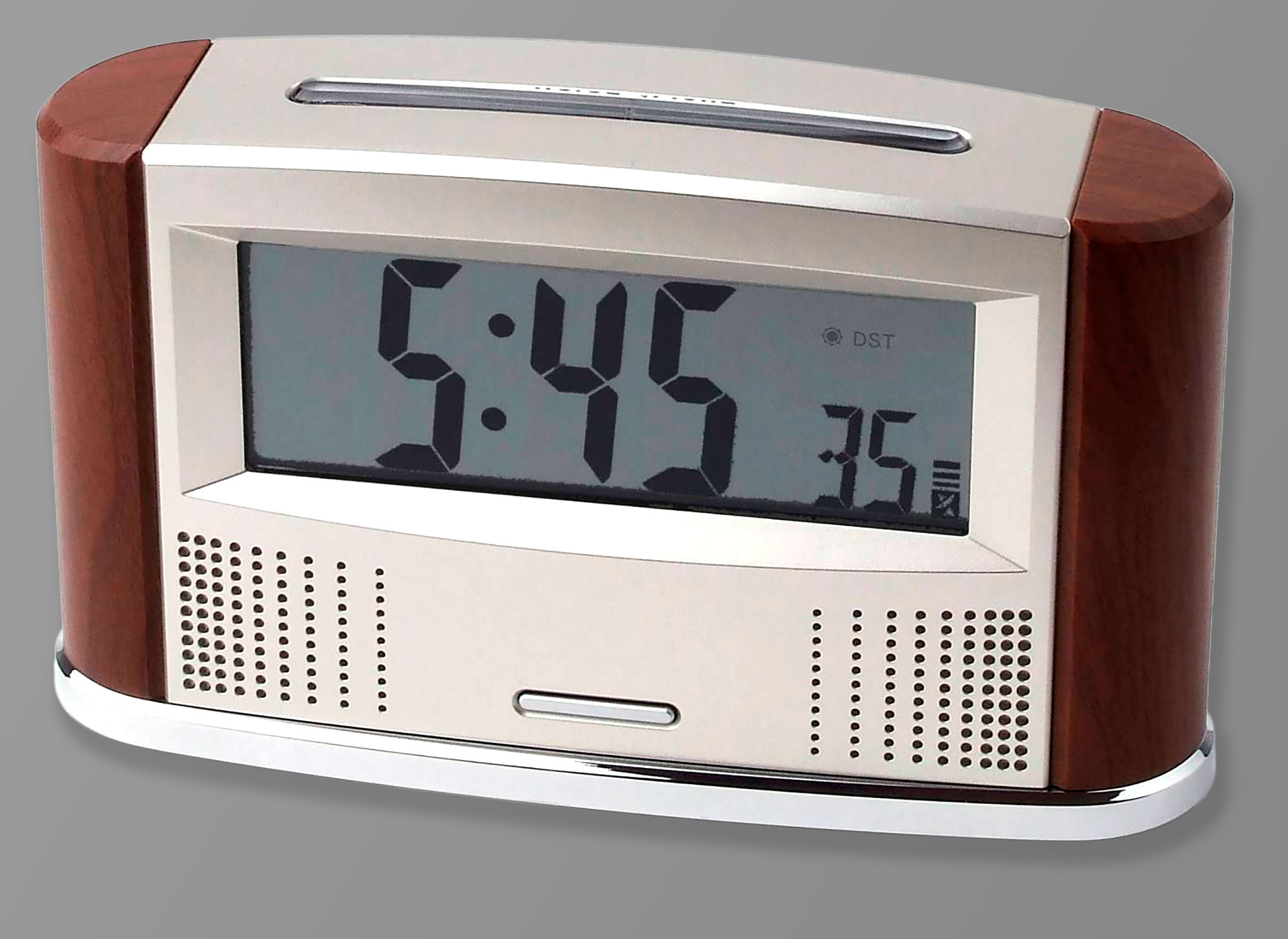 Ansicht auf den silbernen Wecker mit Holzoptik am Rand.