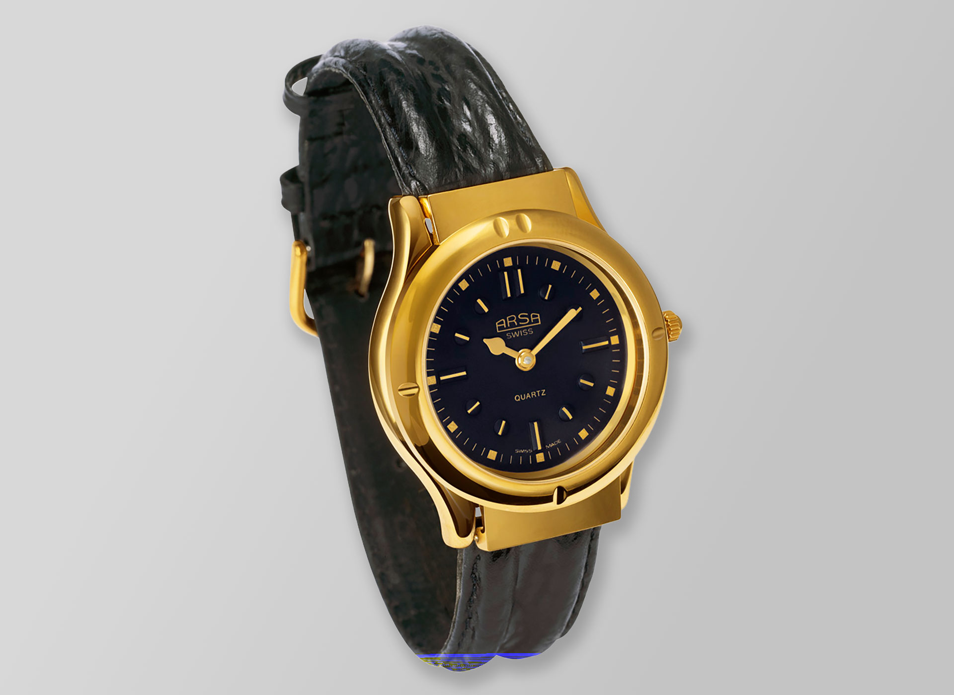 Ansicht auf die gold-schwarze Uhr.