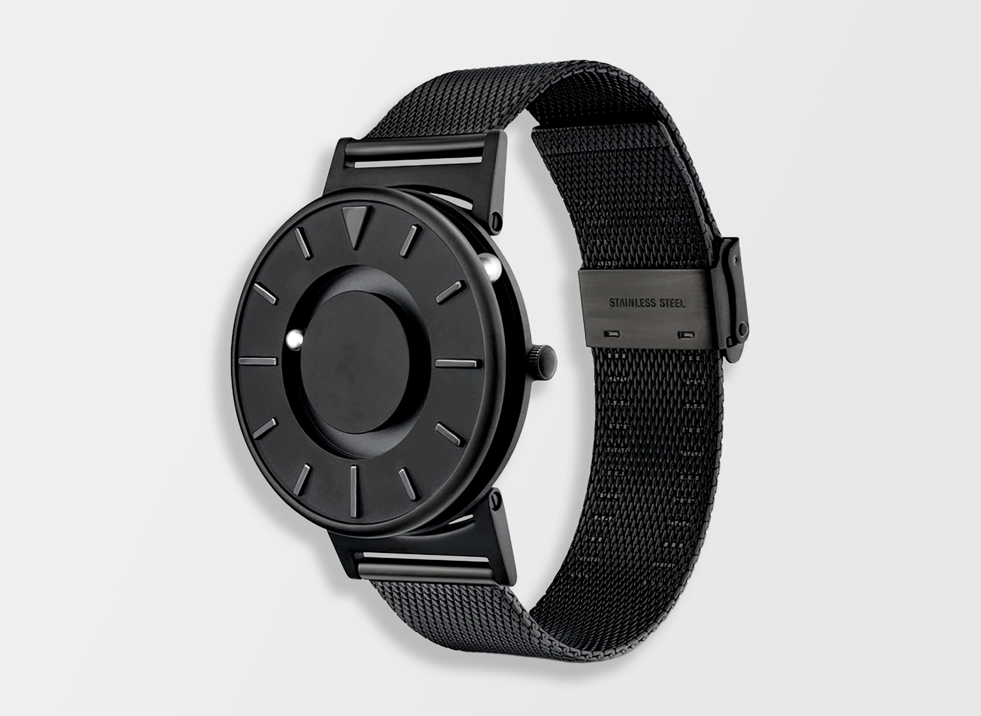 Ansicht auf die schwarze Uhr.