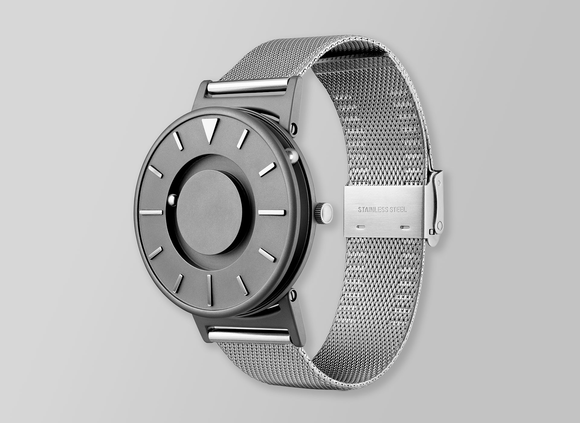 Ansicht auf die silberne Uhr.