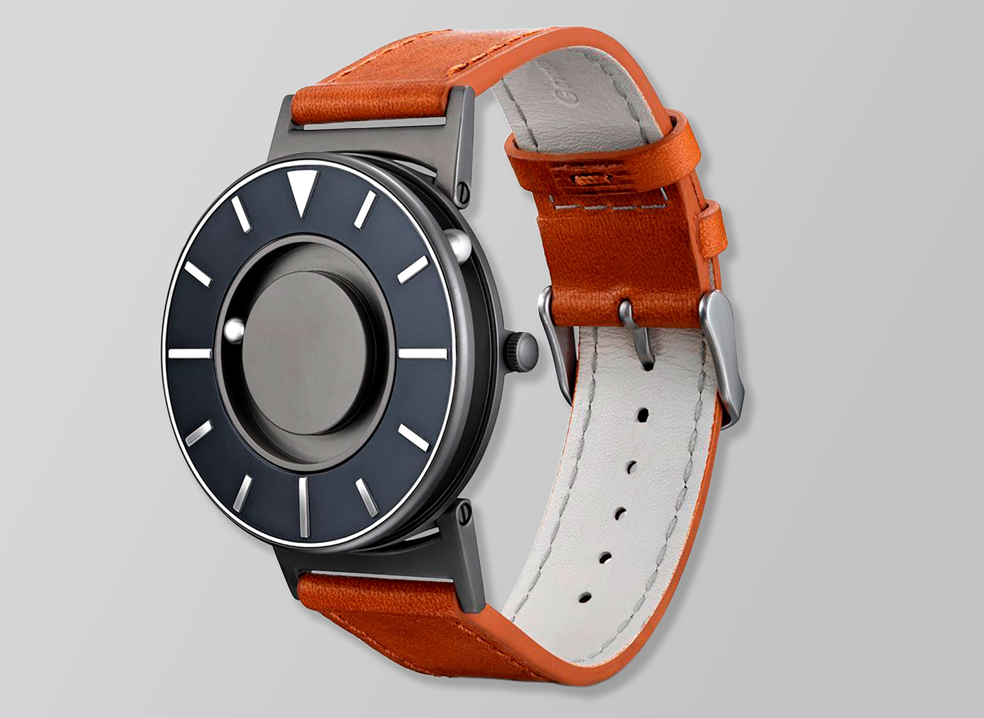 Ansicht auf die Uhr mit braunem Band.