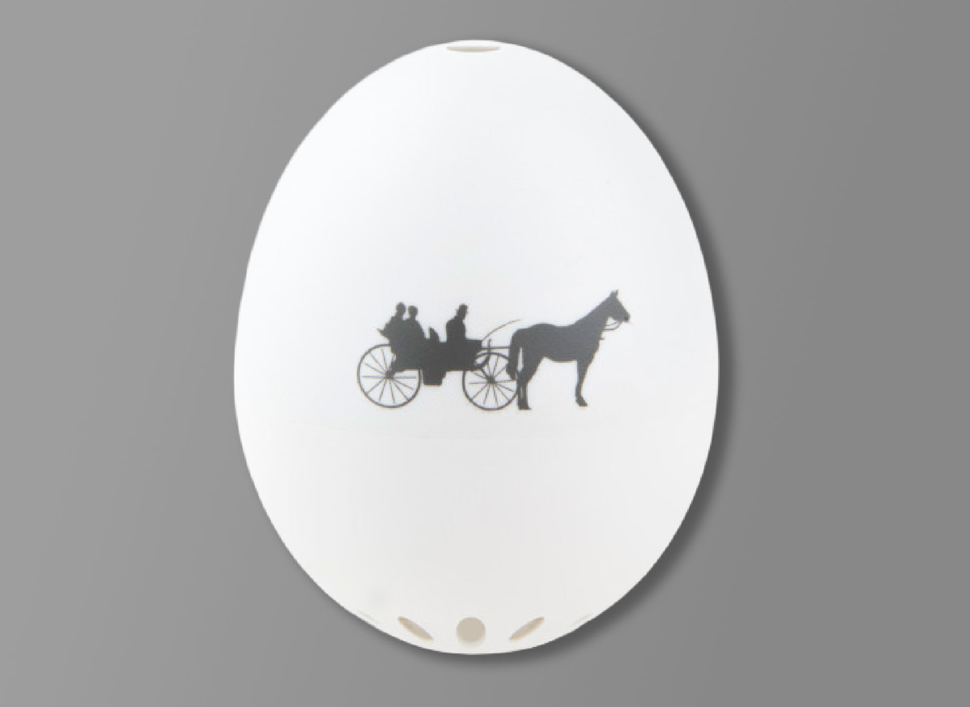 Ansicht auf ein weißes Ei mit einer schwarzen Silhouette von einer Kutsche.