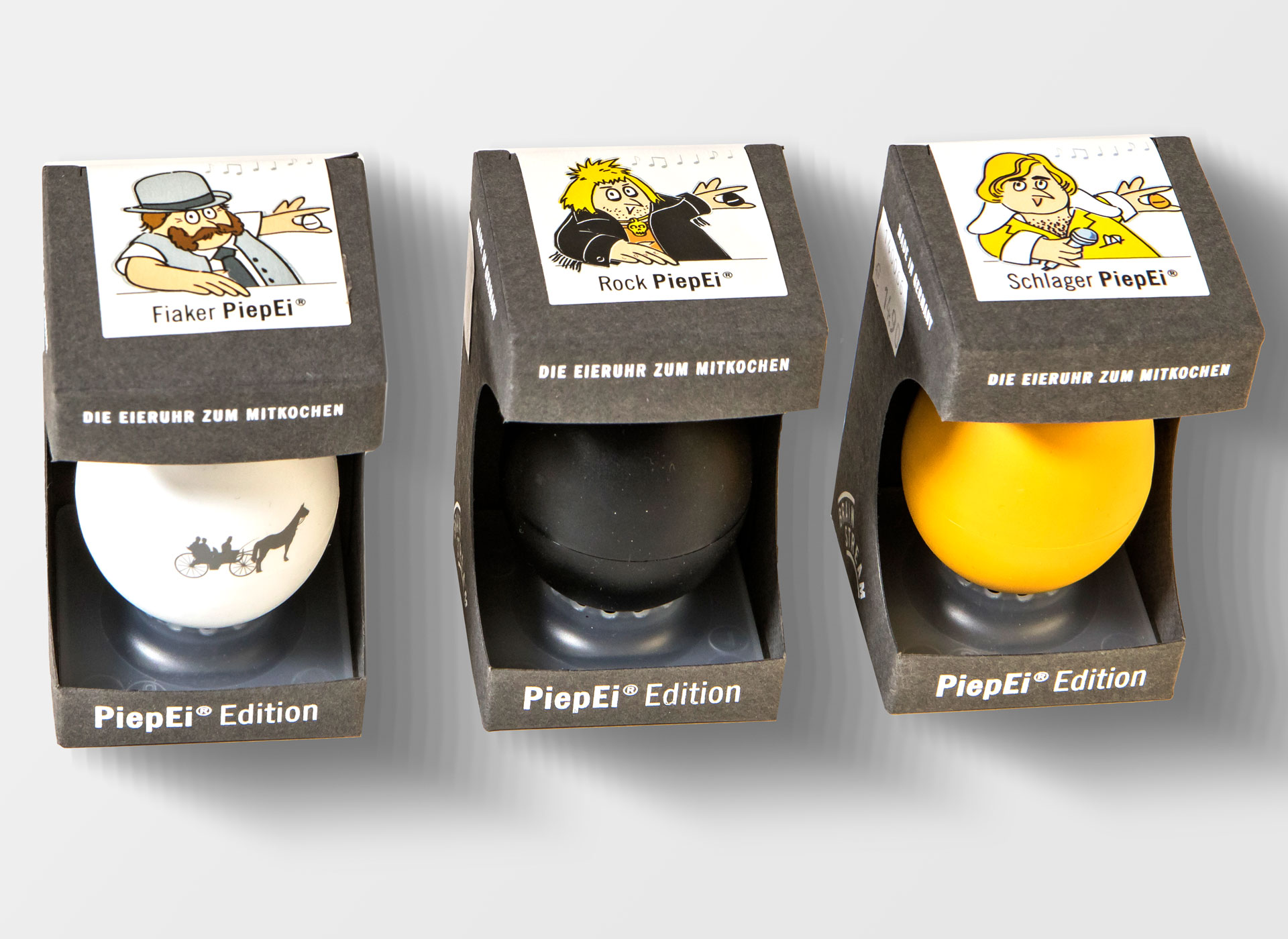 Ansicht auf drei verpackte PiepEier Diaker, Rock und Schlager mit gezeichneten Hühnern.