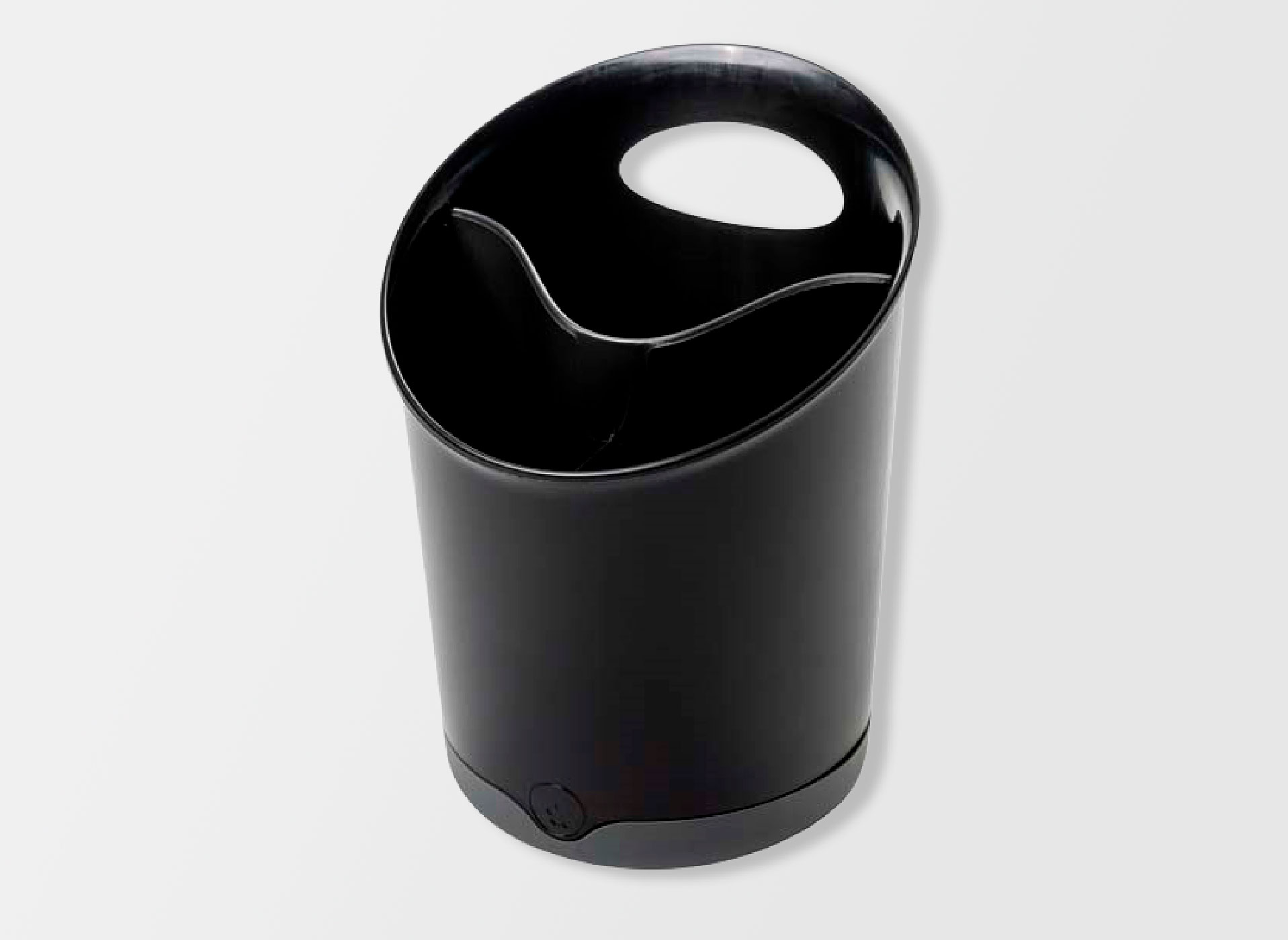 Ansicht auf einen schwarzen Plastikbehälter.