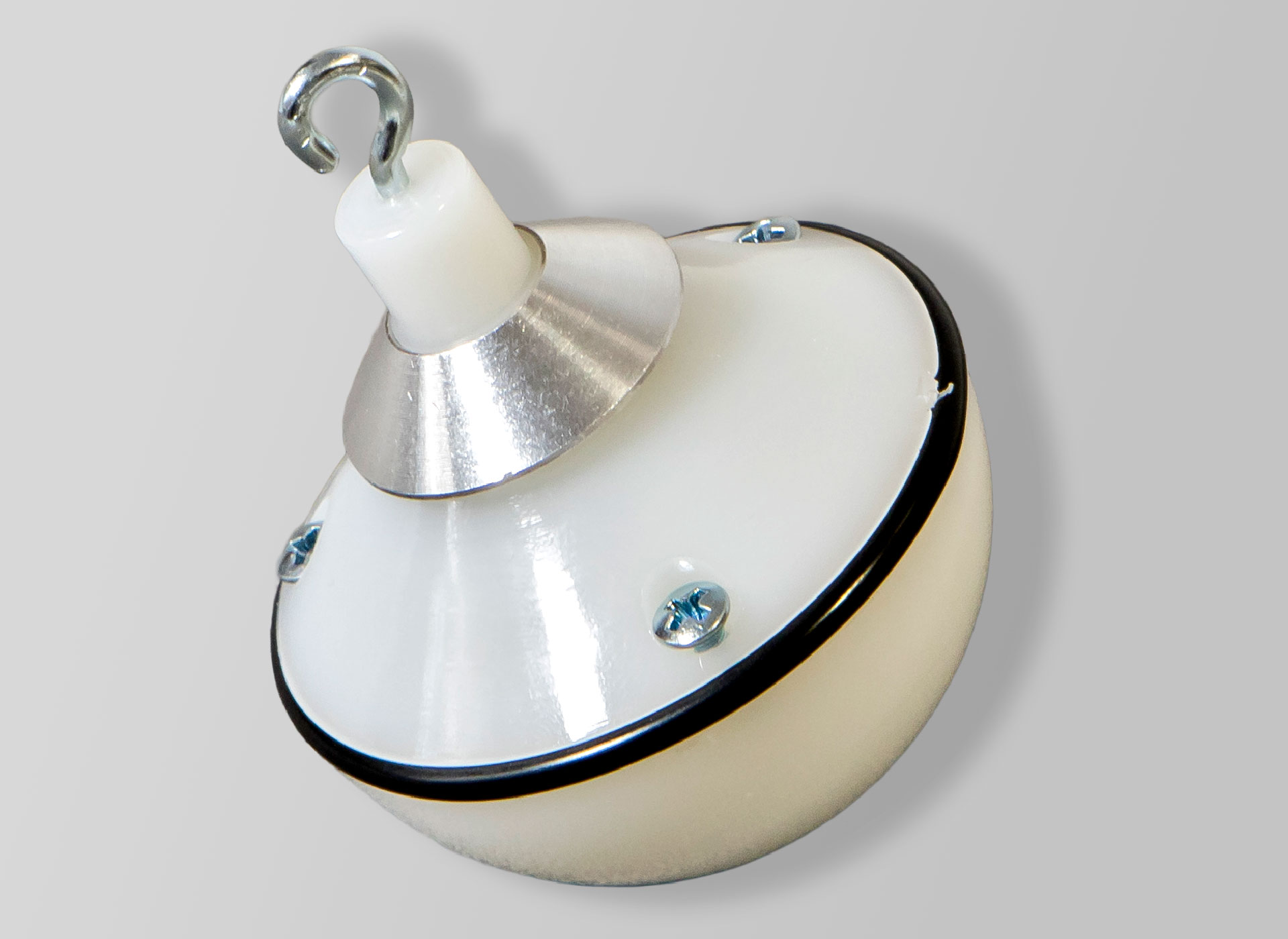 Ansicht auf eine weiße Rollspitze mit Gummiring zum Einhängen