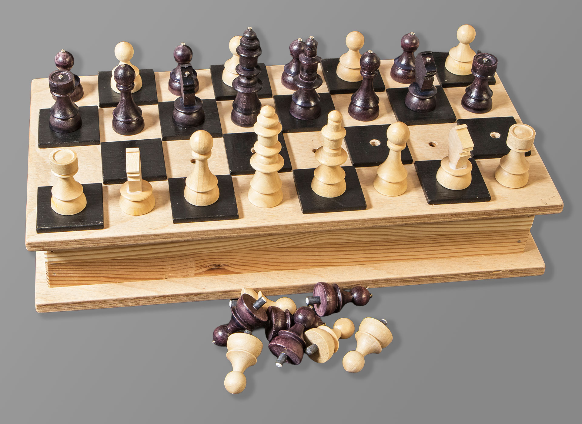 zusammengeklapptes schachspiel mit schachfiguren