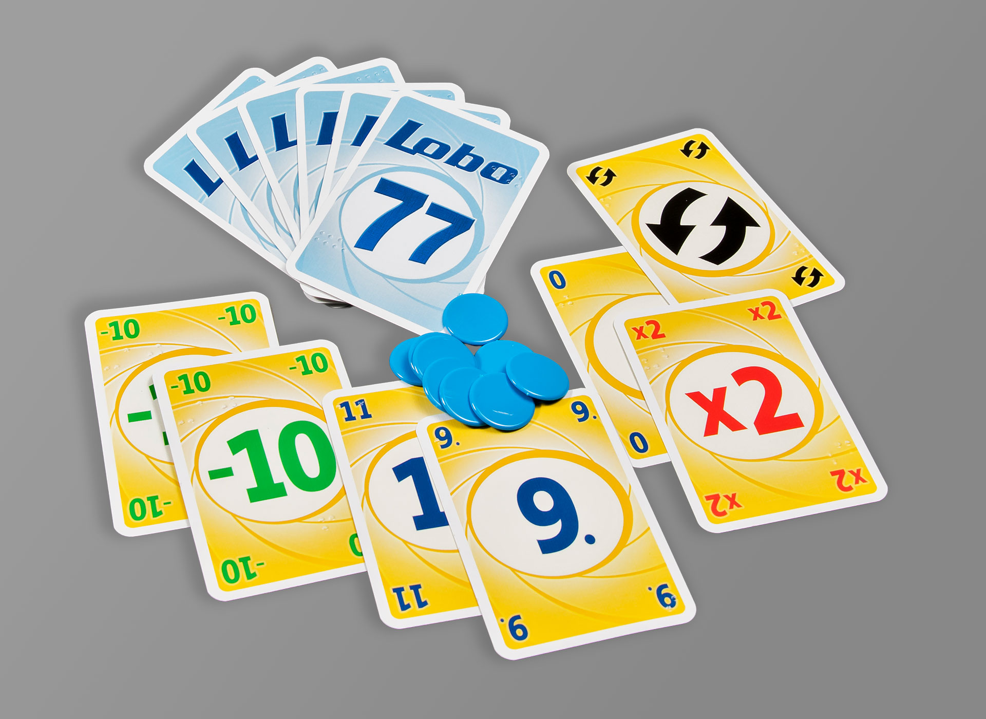 spielkarten mit vorder- und rueckseite und blauen spielchips