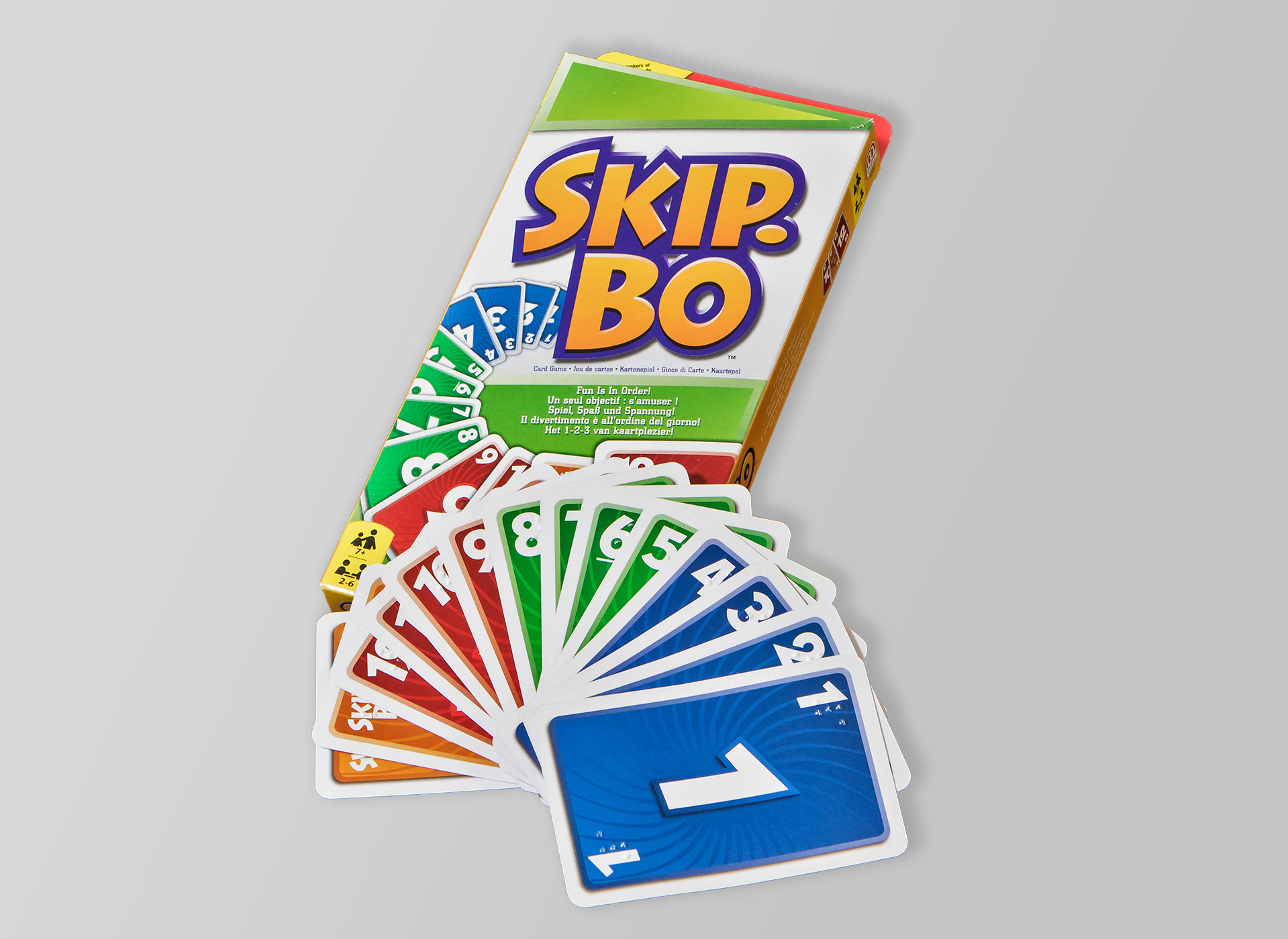 Ansicht auf die aufgefächerten Skip-Bo-Karten.